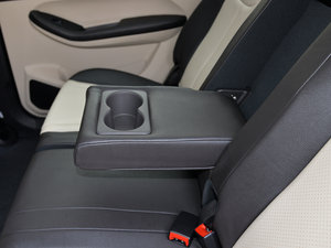 2015款2.0L CVT宽享版 后排中央扶手