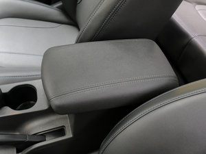 2016款1.6L CVT致享版 中央扶手箱