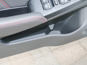 2016款1.6L CVT致享版 前门储物空间