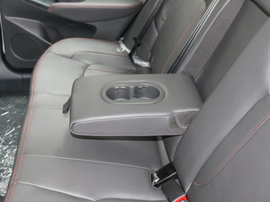 2016款1.6L CVT致享版 后排中央扶手