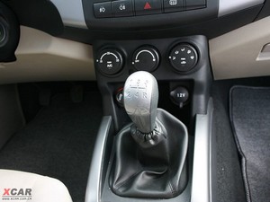 2009款2.4L 两驱汽油豪华版 中控区