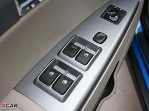 2009款2.4L 两驱汽油豪华版 主驾车窗控制区	