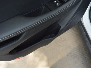 2017款1.6L 手动锋锐版 前门储物空间