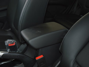 2017款1.6L 手动锋锐版 中央扶手箱