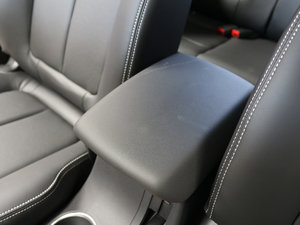 2017款1.6L 自动锋锐版 中央扶手箱