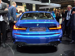 2019款330i 基本型 整体外观