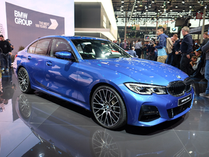 2019款330i 基本型 左前45度