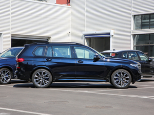 2019xDrive40i  M\b w^