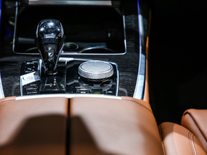 2019xDrive40i  M\b п؅^