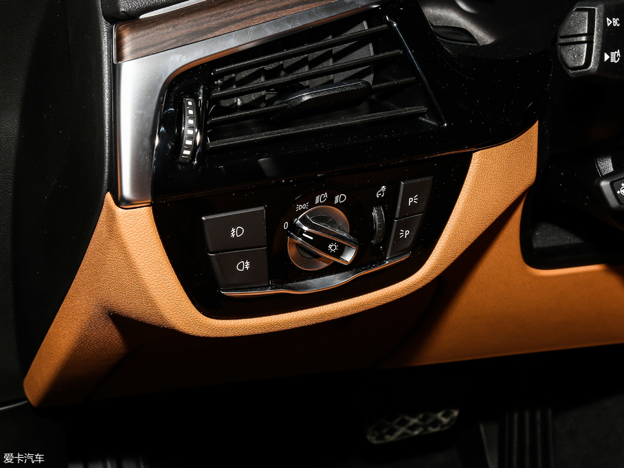 2019R6ϵGT 630i AOӋb