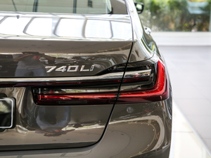 2019款740Li 领先型 豪华套装 尾灯