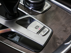 2019款740Li 领先型 豪华套装 驻车制动器