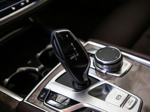 2019款740Li 领先型 豪华套装 换挡杆