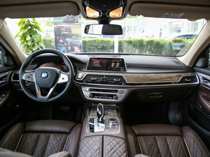 2019款740Li 领先型 豪华套装 内饰全景