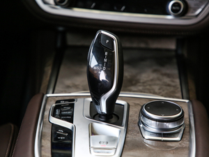2019款740Li 领先型 豪华套装 中控区