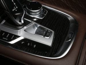 2019款改款 740Li 尊享型 M运动套装 驻车制动器