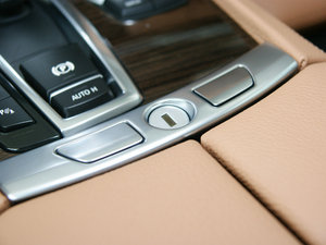 2009款750Li 领先版 中控区