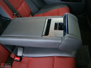 2009款xDrive 2.5i 领先版 后排中央扶手