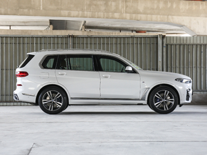 2020xDrive40i  M\b w^