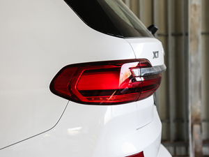 2020xDrive40i  M\b ^