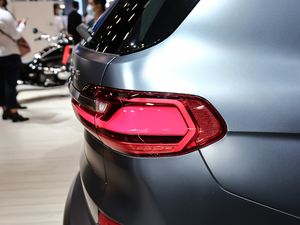 2020xDrive M50i xҹذ ^