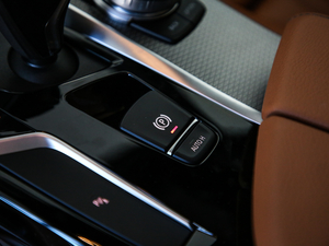 2020款530i M运动套装 驻车制动器