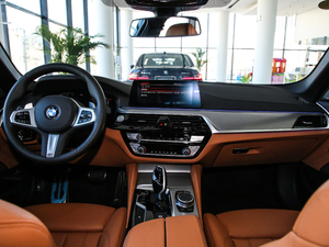 2020款530i M运动套装 内饰全景