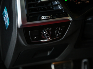 2020xDrive 25i MԽҰb п؅^