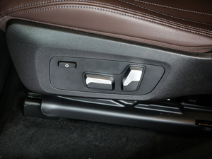 2020xDrive 25i M\b {{