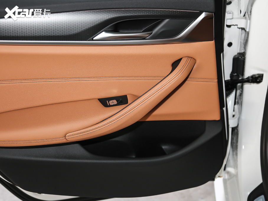 2021R5ϵ(M) 525i M\b