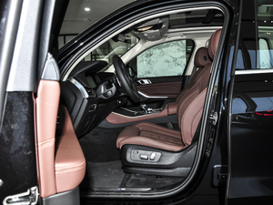 2021款xDrive40i M运动套装 前排空间