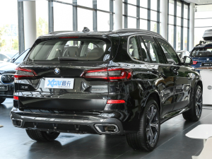 2021款改款 xDrive40i 尊享型 M运动套装 右后45度