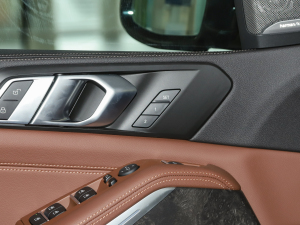 2021��Ŀ� xDrive45e M�\�����b �п؅^