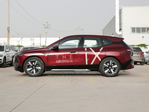 2022款xDrive40 正侧（左）
