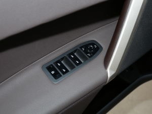 2022款xDrive40 主驾车窗控制区	