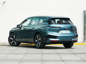 2022款M60 左后45度
