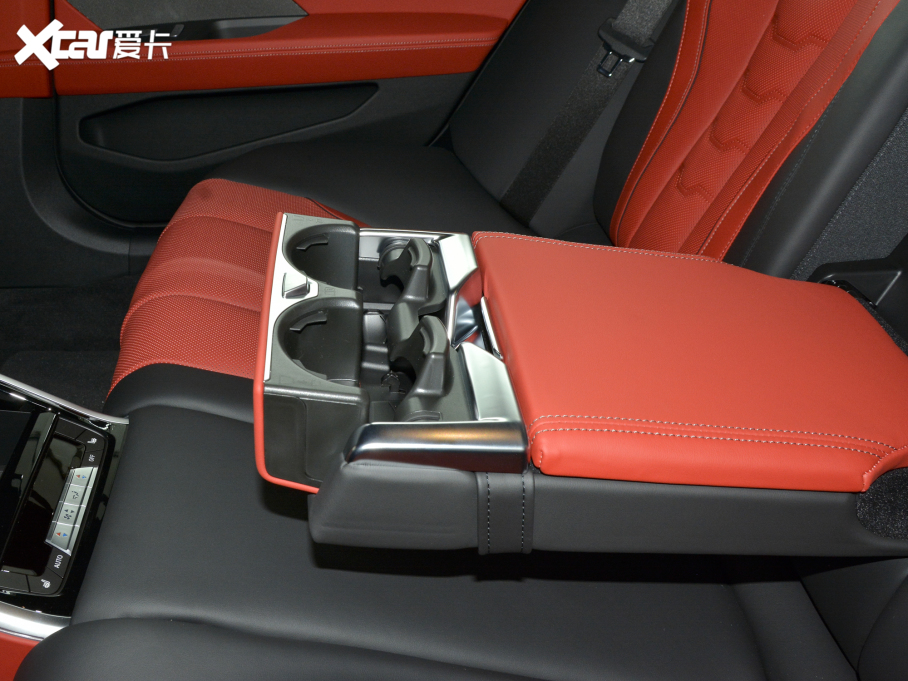 2021��R8ϵ���T 840i ���T�I܇�� M�\�����b