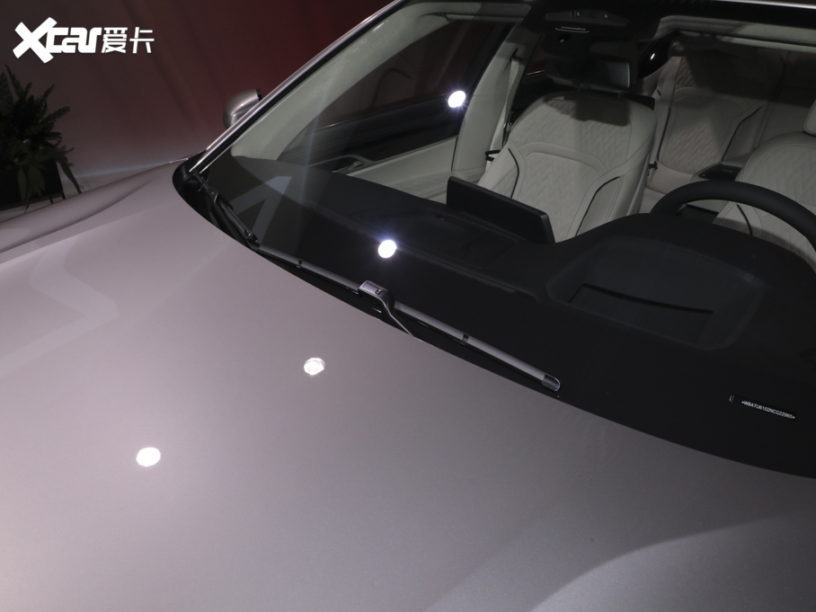 2021R7ϵ M760Li xDrive V12 ҫӰ؄e