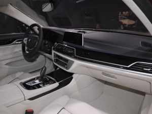 2021M760Li xDrive V12 ҫӰ؄e п؅^