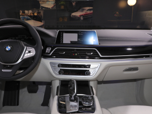 2021M760Li xDrive V12 ҫӰ؄e п؅^