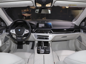 2021M760Li xDrive V12 ҫӰ؄e п؅^