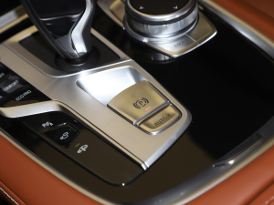 2021款740Li xDrive 行政型 M运动套装 驻车制动器
