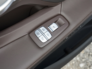 2021款730Li M运动套装 后排车窗控制区