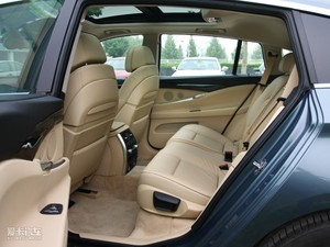 2010款535i 领先版 后排空间