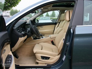 2010款535i 领先版 前排空间
