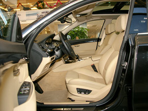 2010款550i 豪华版 前排空间
