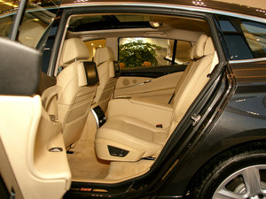 2010款550i 豪华版 后排空间