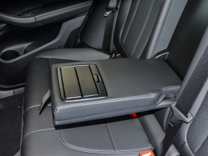 2022款xDrive 25i M运动套装 后排中央扶手