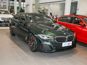 2022款530i 风尚版 M运动套装 右前45度