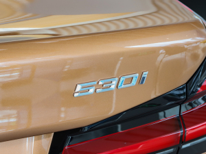 2022Ŀ 530i Lа M\b ^